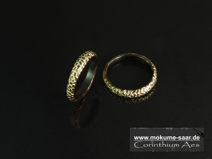 Zwei Ringe aus schwarzem Metall mit Strukturdesign