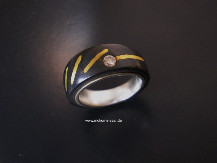 Schwarzer Ring mit Feingold-Einlage