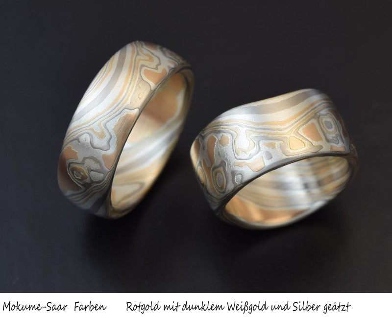 Zwei Eheringe mit Mokume Gane Muster aus Rogold, Weißgold und Silber