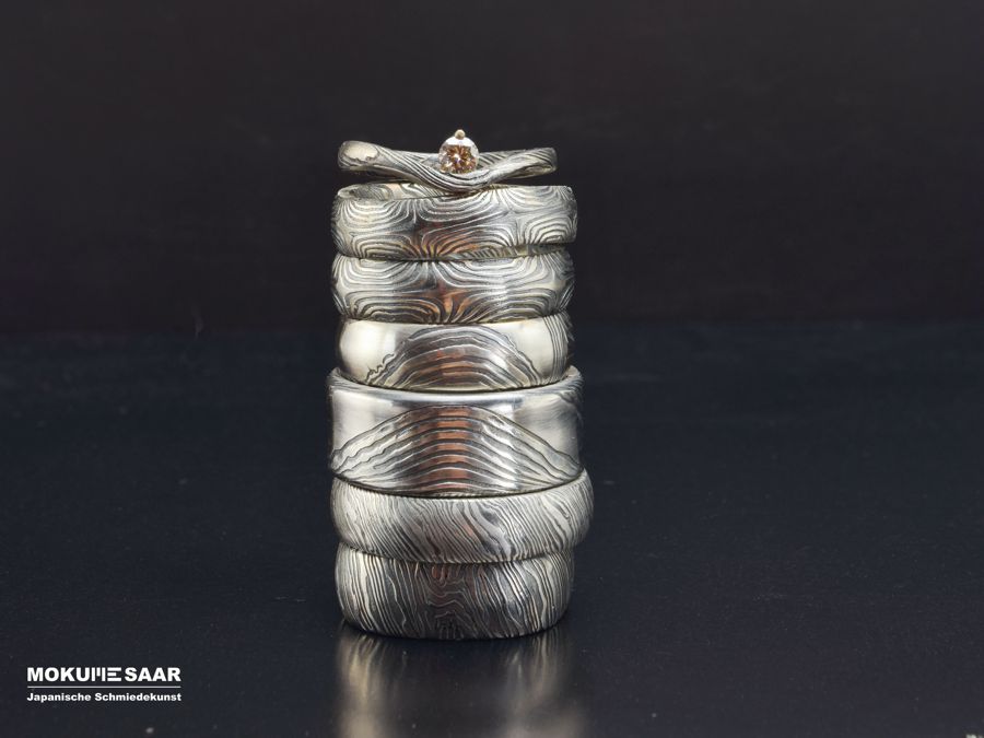 Ein Stapel Ringe mit verschiedenen Mokume Gane Damaszener-Mustern 