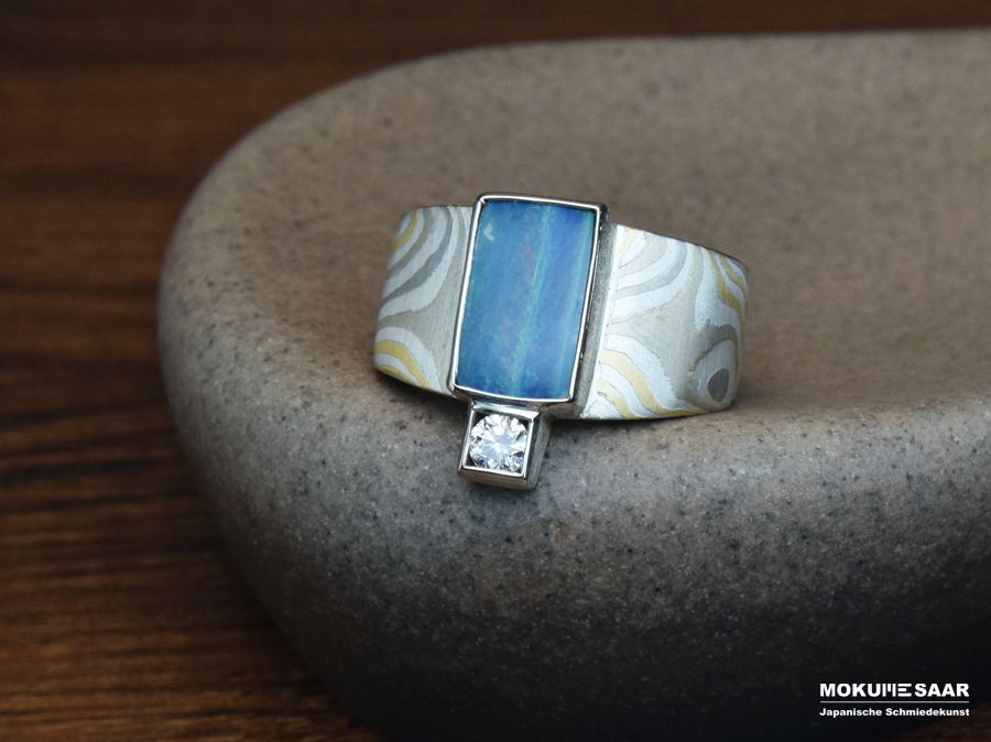 Mokume Gane Ring mit Opal und Brillant in einer Schale
